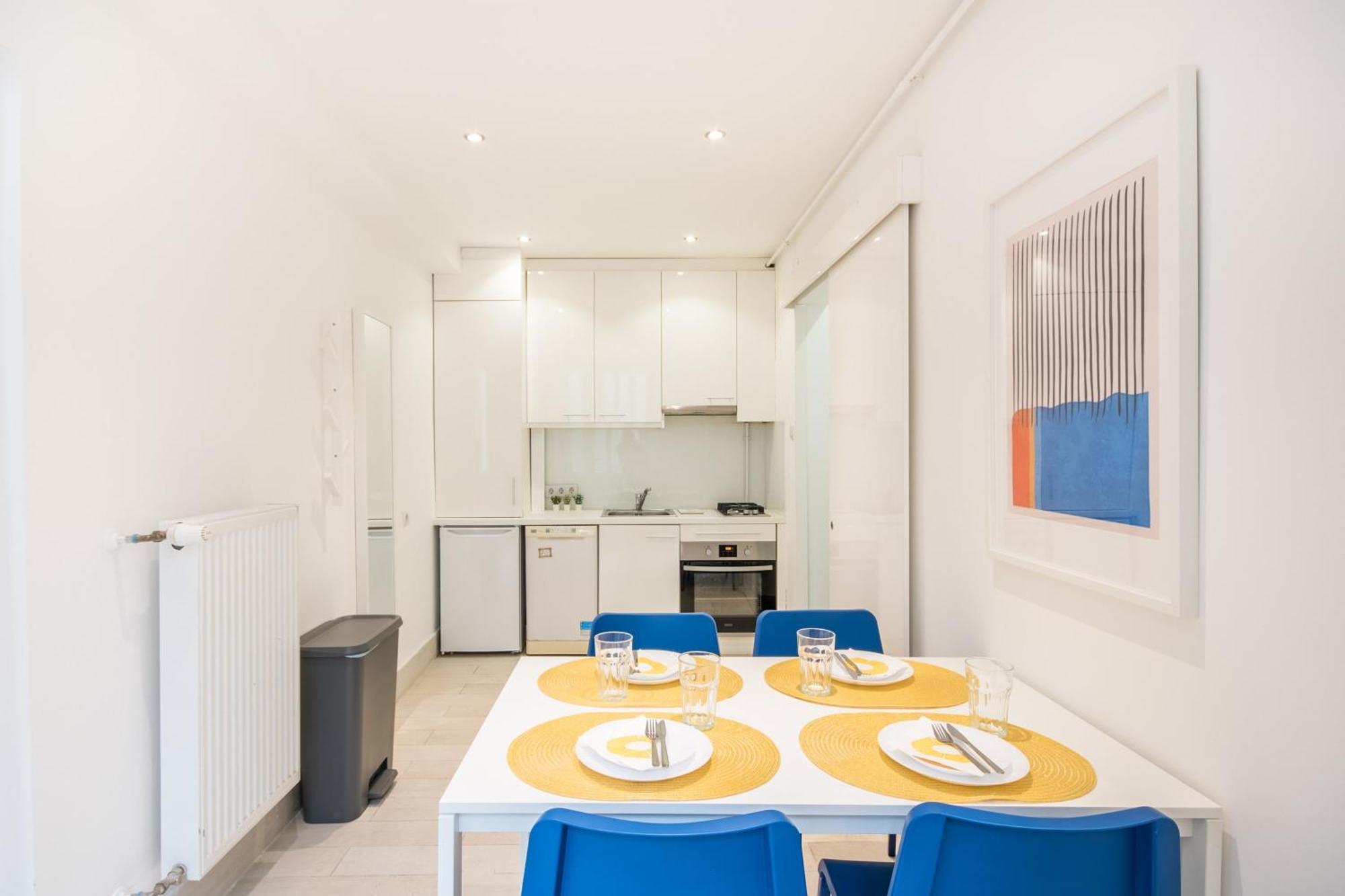- Large - Easy Sleep Apartment