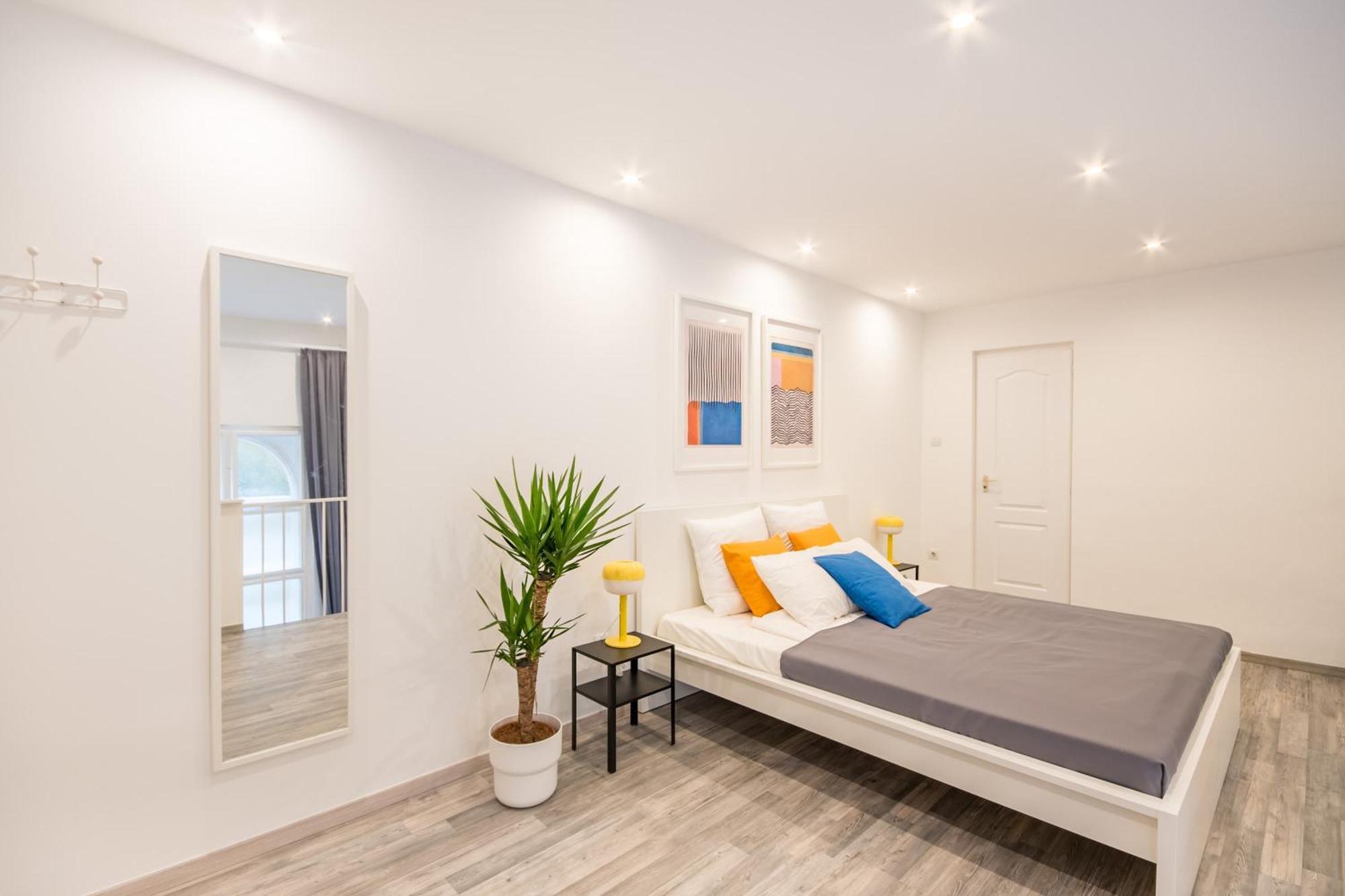 - Large - Easy Sleep Apartment